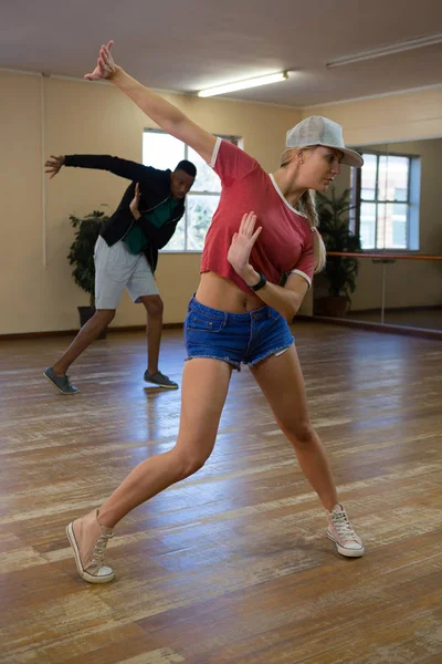 Dancers practicing in studio — Stock Photo, Image