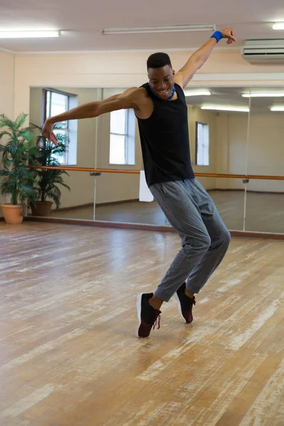 Танцовщица практикуется на полу в студии — стоковое фото