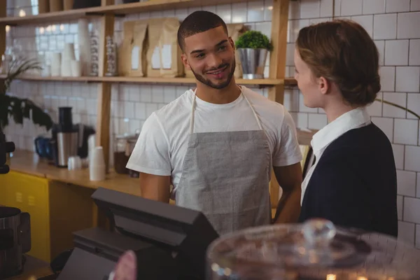 Ägare talar med servitör i café — Stockfoto