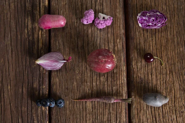 Verschillende plantaardige gerangschikt op houten tafel — Stockfoto