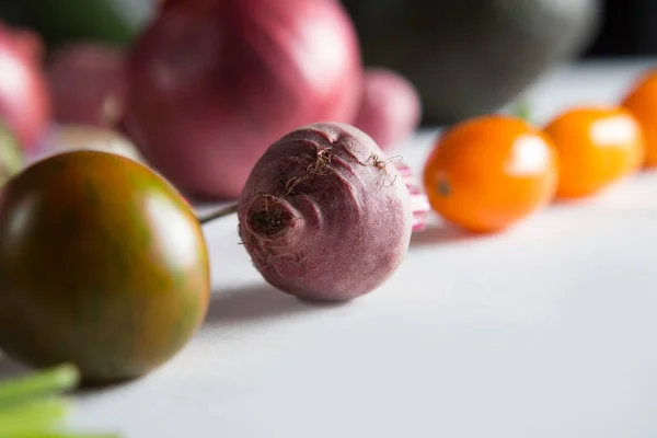 Primer plano de remolacha con tomates cherry — Foto de Stock