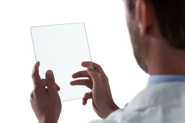 Médico masculino usando tableta digital de vidrio — Foto de Stock