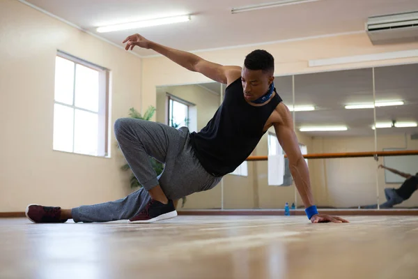 练习在地板上的男舞蹈演员 — 图库照片