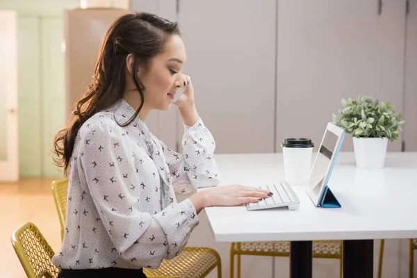 Kvinnliga verkställande talar i mobiltelefon — Stockfoto