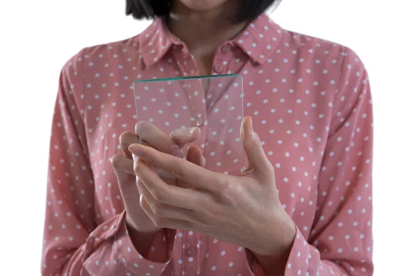 Vrouwelijke uitvoerend bedrijf glas smartphone — Stockfoto