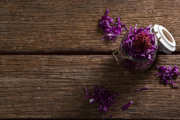 Ahşap masa üzerinde kavanoza doğranmış kırmızı lahana — Stok fotoğraf