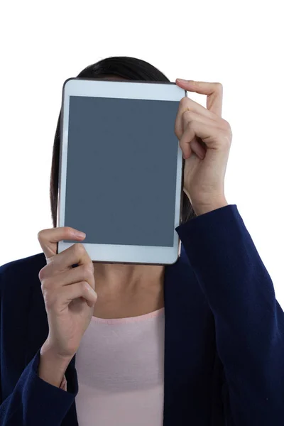 Empresária cobrindo seu rosto com tablet — Fotografia de Stock