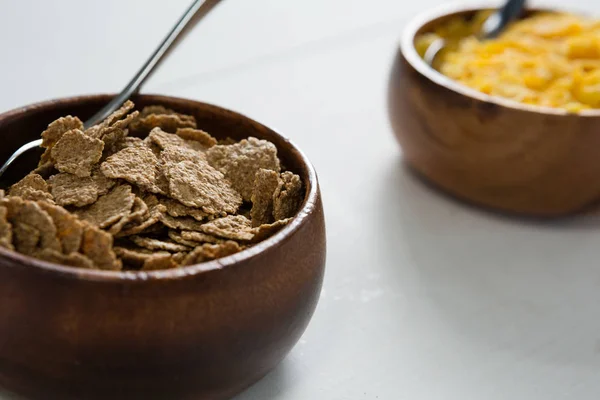 Copos de trigo y trigo cereales en tazón — Foto de Stock