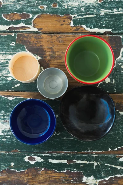 各种类型的空碗木制的桌子上 — 图库照片