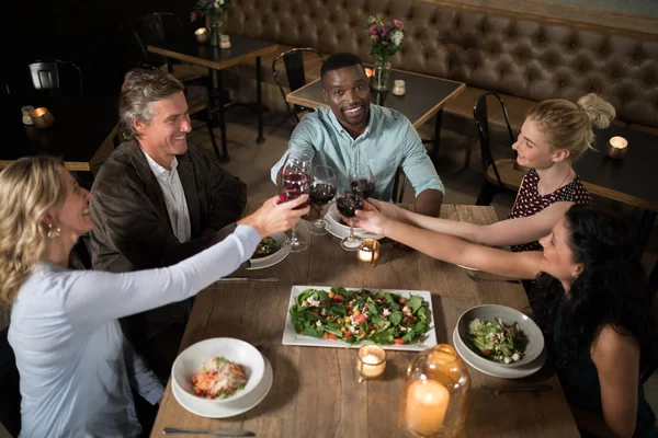幸せな友達がワインを乾杯のオーバーヘッド — ストック写真