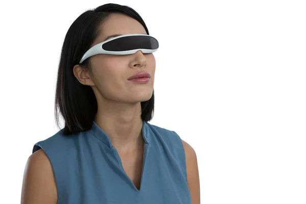 Γυναίκα εκτελεστικό χρησιμοποιώντας σετ κεφαλής εικονικής πραγματικότητας — Φωτογραφία Αρχείου