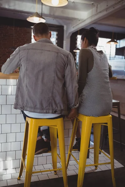 Kafede dışkı üzerinde çift — Stok fotoğraf