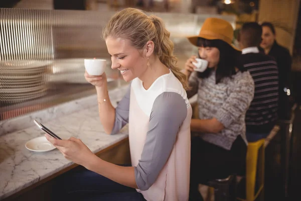 Customers drinking coffee at cafe — Stock Photo, Image