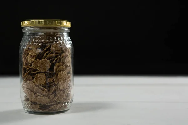 Flocons de blé dans un pot en verre — Photo