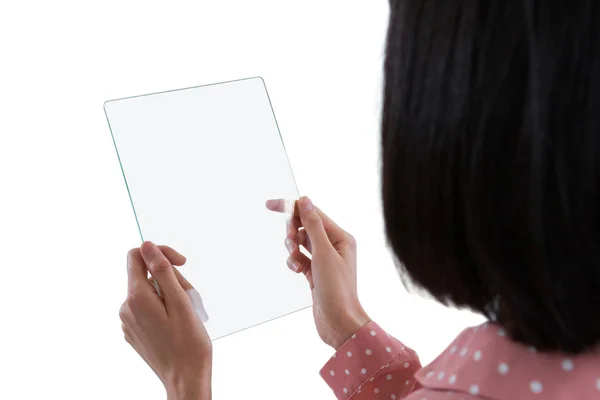 Donna che utilizza tablet digitale in vetro — Foto Stock