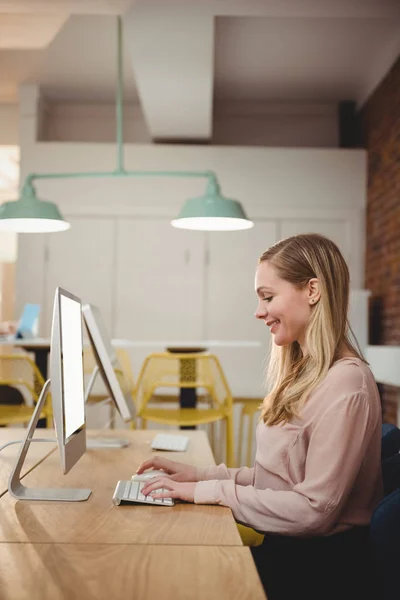 Ejecutiva femenina trabajando en computadora — Foto de Stock