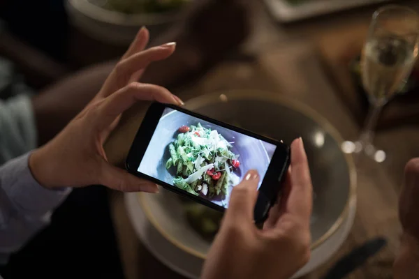 Nő bevétel fénykép a étel, telefon — Stock Fotó