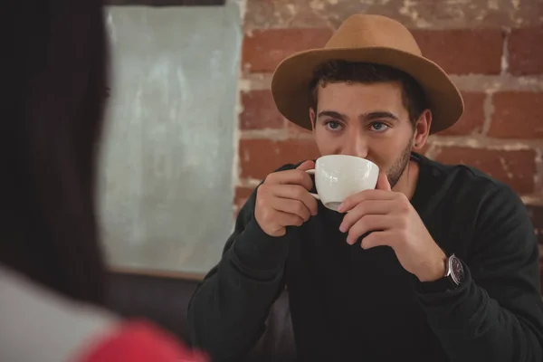 Man looking at girlfriend drinking coffee — Stock Photo, Image