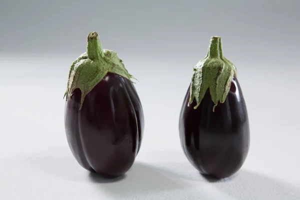 Aubergines op een witte achtergrond — Stockfoto