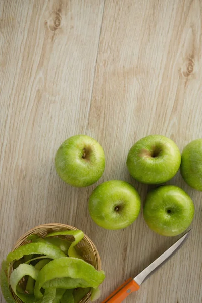 Granny smith apples by peel and knife — Stock Photo, Image