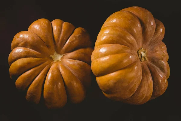 Close up van pompoenen tegen zwarte achtergrond — Stockfoto