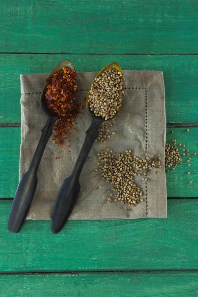 Crushed rode peper en koriander zaden in lepel — Stockfoto