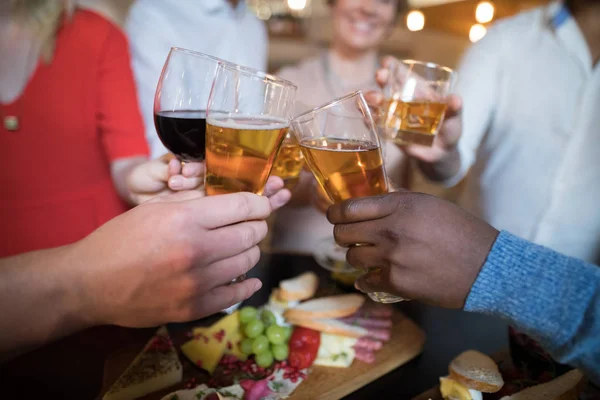 Primo piano di amici che brindano a un drink — Foto Stock