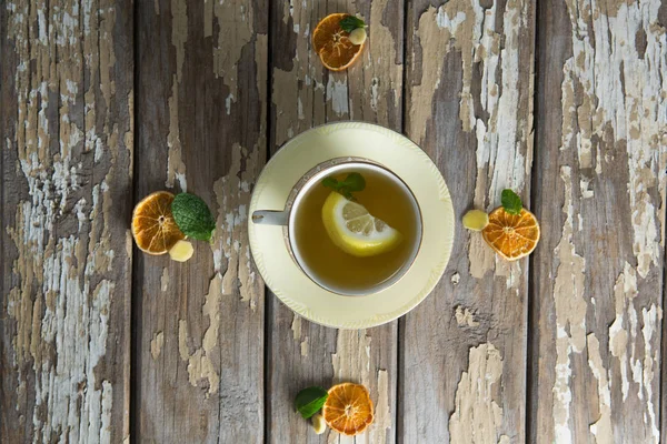 Lemon and mint leaves in ginger tea on table — Stock Photo, Image
