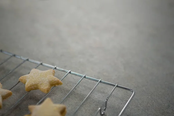 Cookies de forma de estrela no rack de refrigeração — Fotografia de Stock