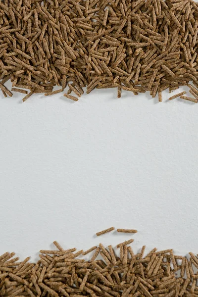Bastoncini di crusca di cereali su sfondo bianco — Foto Stock