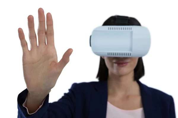 Zakenvrouw met behulp van virtual reality headset — Stockfoto