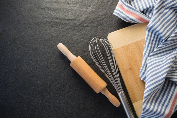 Utensilios de cocina con servilleta — Foto de Stock