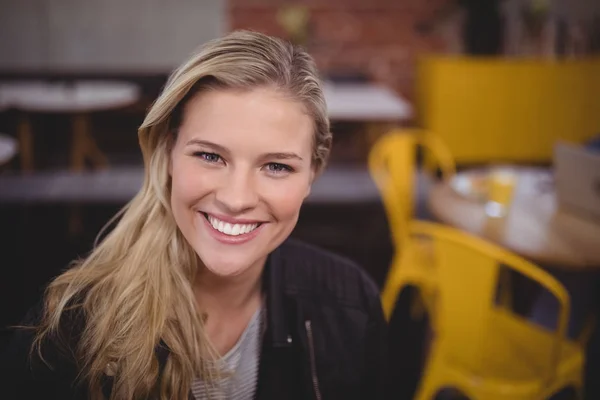 Sorrindo jovem mulher bonita — Fotografia de Stock