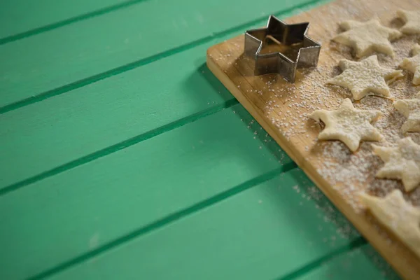 Stjärnan formen cookies på skärbräda — Stockfoto