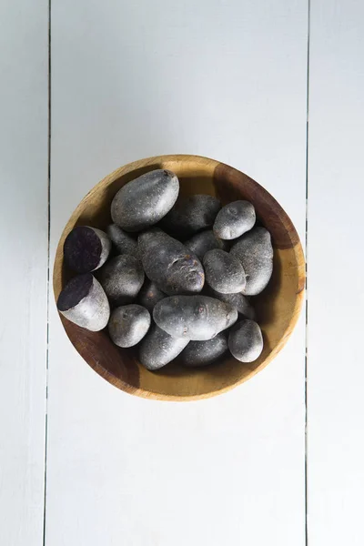 Batatas en un tazón sobre la mesa —  Fotos de Stock