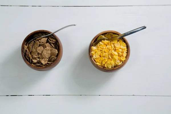 Fiocchi di frumento e cereali di grano in ciotola — Foto Stock