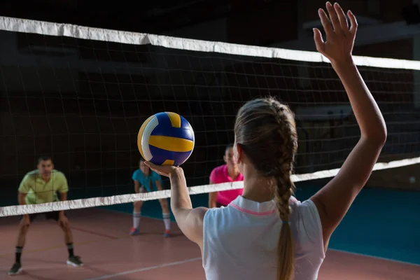 Spelen met teamgenoten volleyballer — Stockfoto