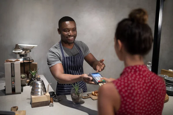 Cliente haciendo el pago con tarjeta de crédito — Foto de Stock