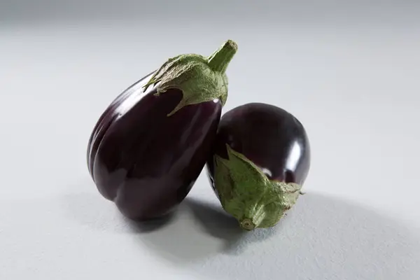 Aubergines op een witte achtergrond — Stockfoto