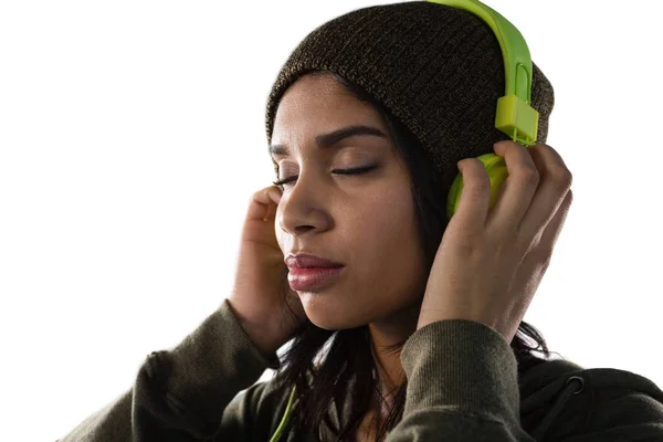 Femme écoutant de la musique sur casque — Photo