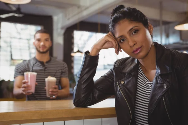 Vrouw met vriend houden milkshake glazen — Stockfoto