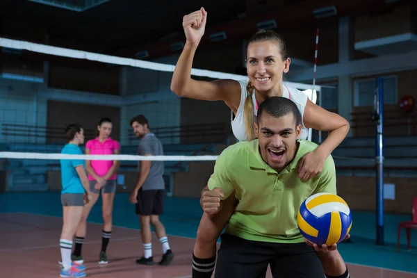 Volleybollspelare ger piggyback till lagkamrat — Stockfoto