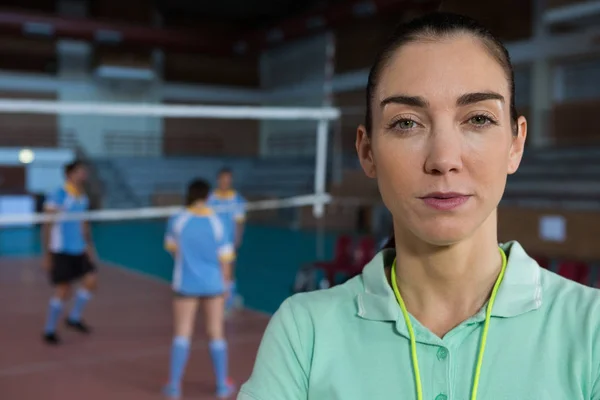 Coach voleybolcular arka planda ile — Stok fotoğraf