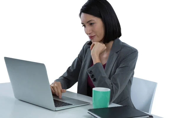 Geschäftsfrau benutzt Laptop am Schreibtisch — Stockfoto