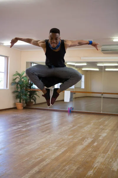 Танцовщица прыгает в студии — стоковое фото