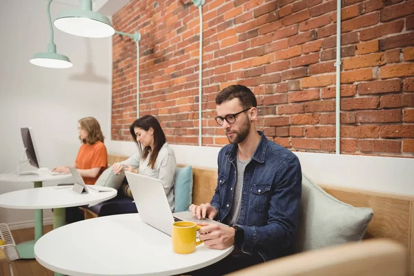 Ejecutivos que utilizan ordenador portátil, tableta y portátil — Foto de Stock