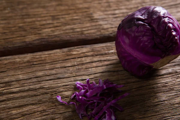 Rotkohl auf Holztisch — Stockfoto