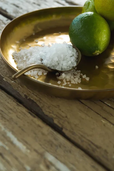 レモンと塩でテーブルの上皿 — ストック写真