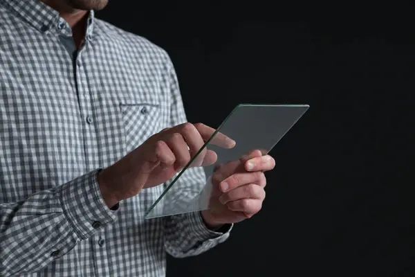 Homem usando tablet digital de vidro — Fotografia de Stock
