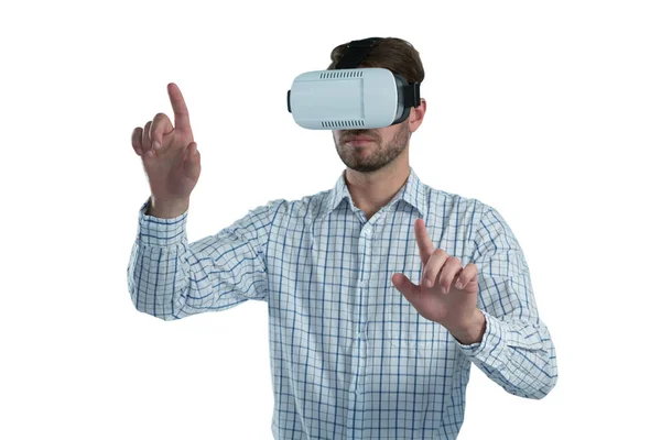 Man gebaren tijdens het gebruik van virtuele realiteit hoofdtelefoon — Stockfoto